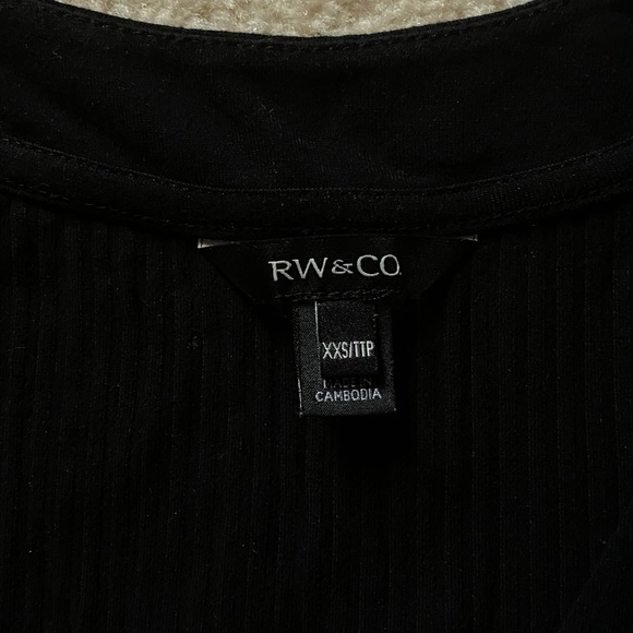 RW&Co Long Sleeve - Picture 2 of 3